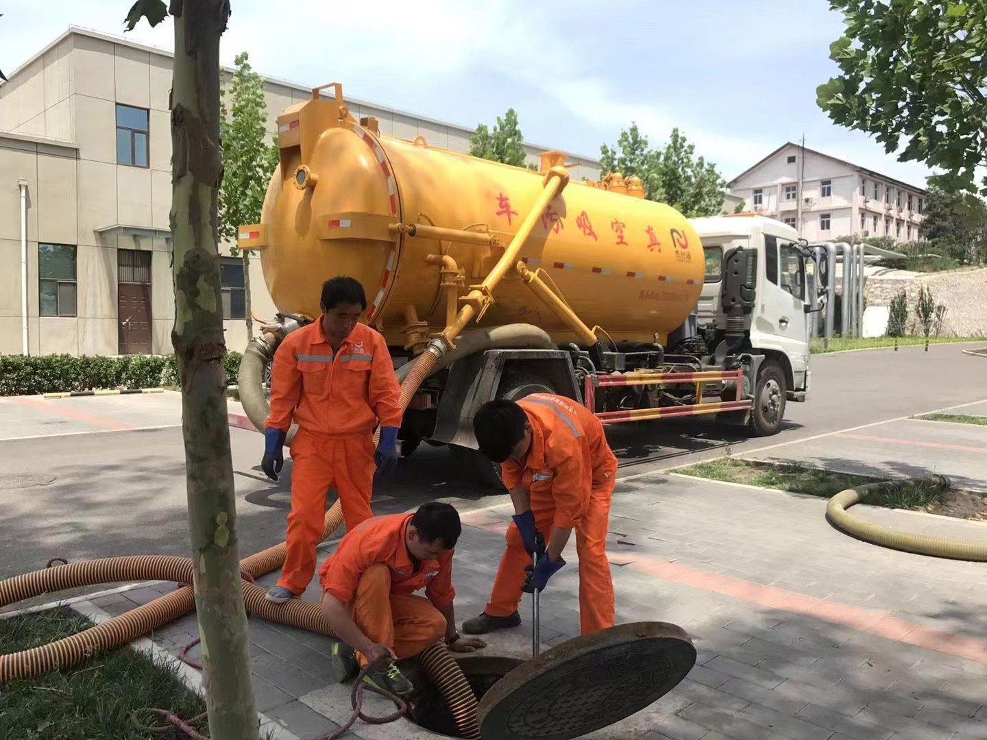 东城街道化粪池清理与5-8吨吸粪车施工效率分析